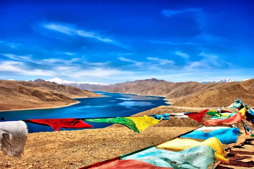 高原晨曦下的西藏美景